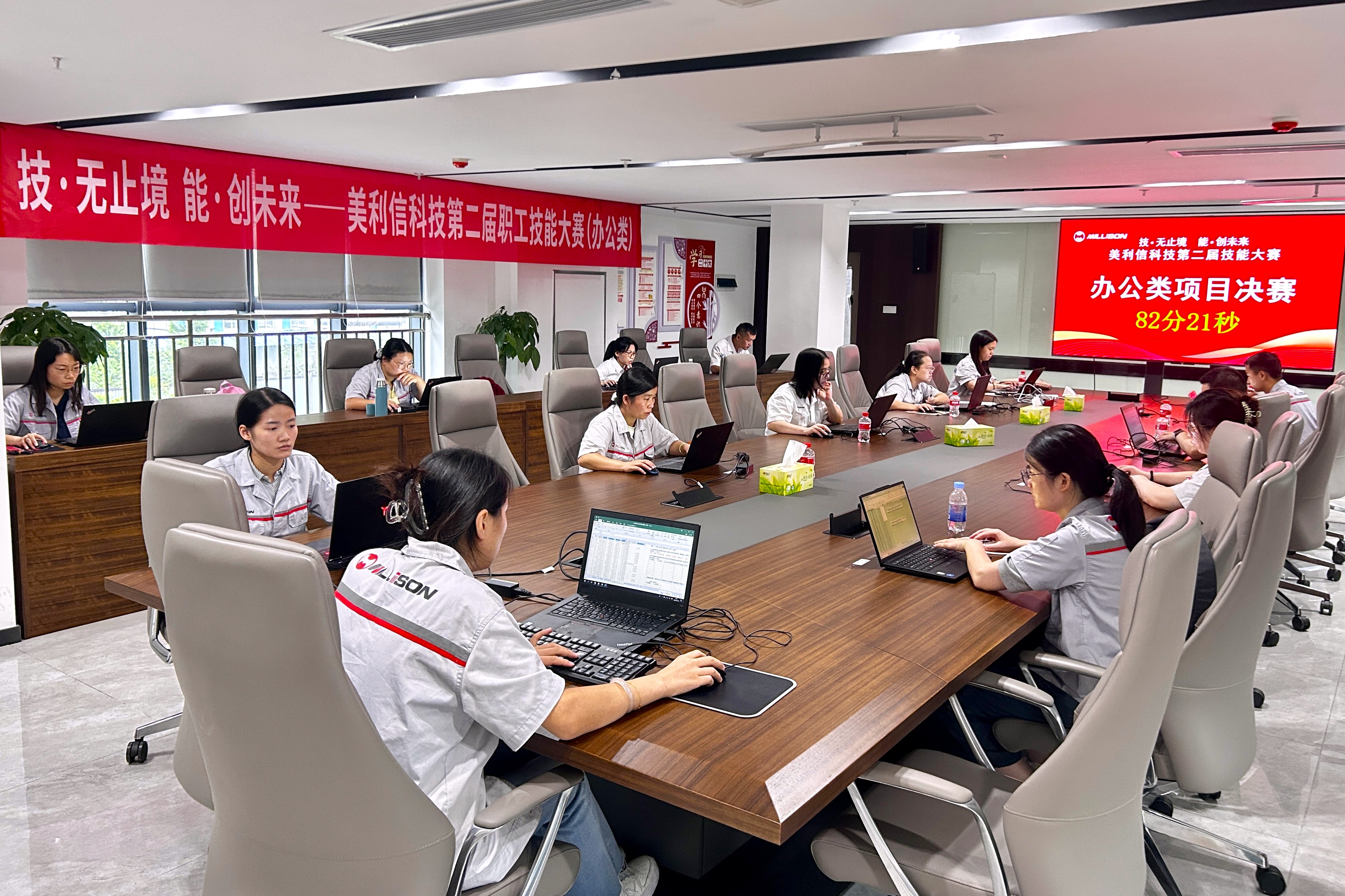 办公组比赛选手风采1-杨晓羽